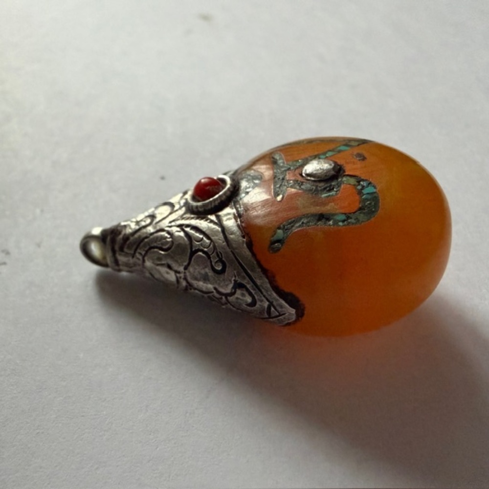 Tibetan Amber Pendant - Picture 4 of 5